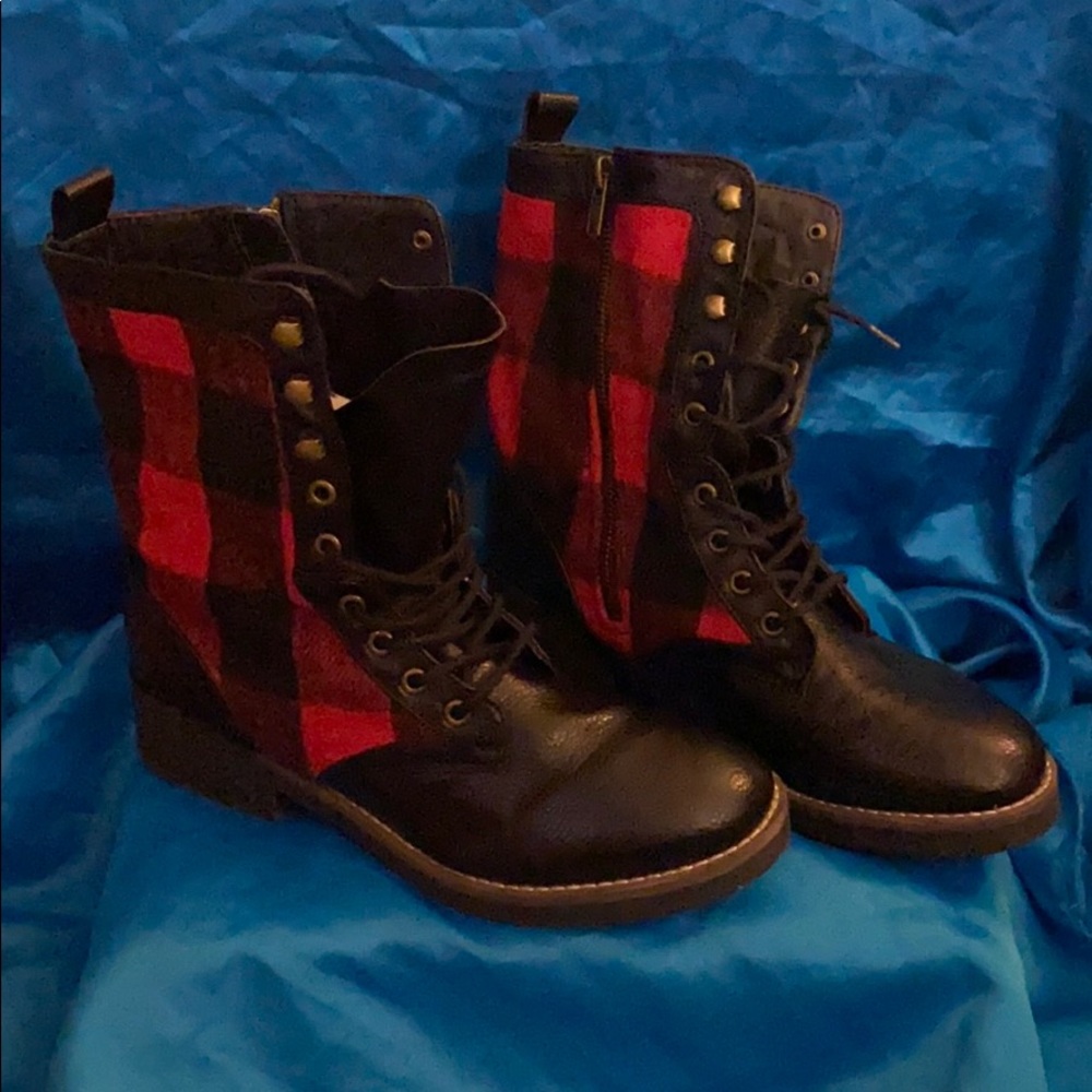 Red and black plaid boot with leather size 9M.